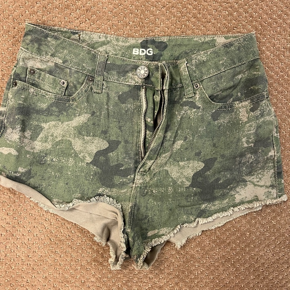Urban Outfitters BDG Camo Camouflage Print High Rise Cheeky Short 26